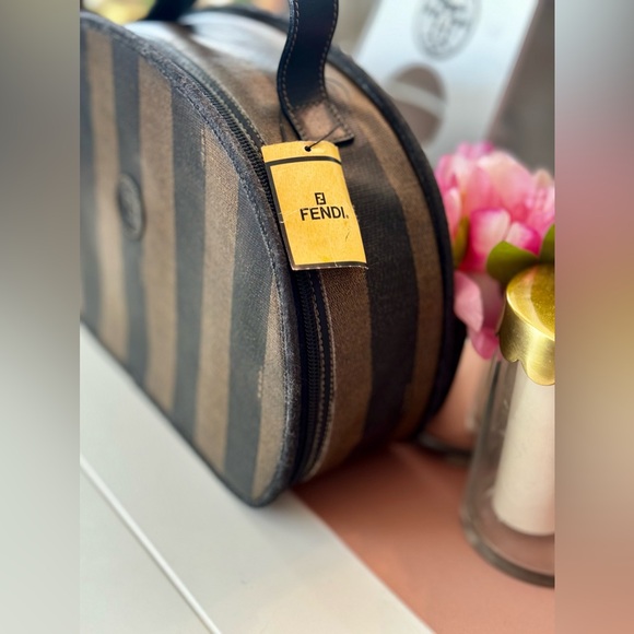 CUSTOMER APPRECIATION GIFT 💝 Vintage Fendi Cosmetic Case - Picture 4 of 13